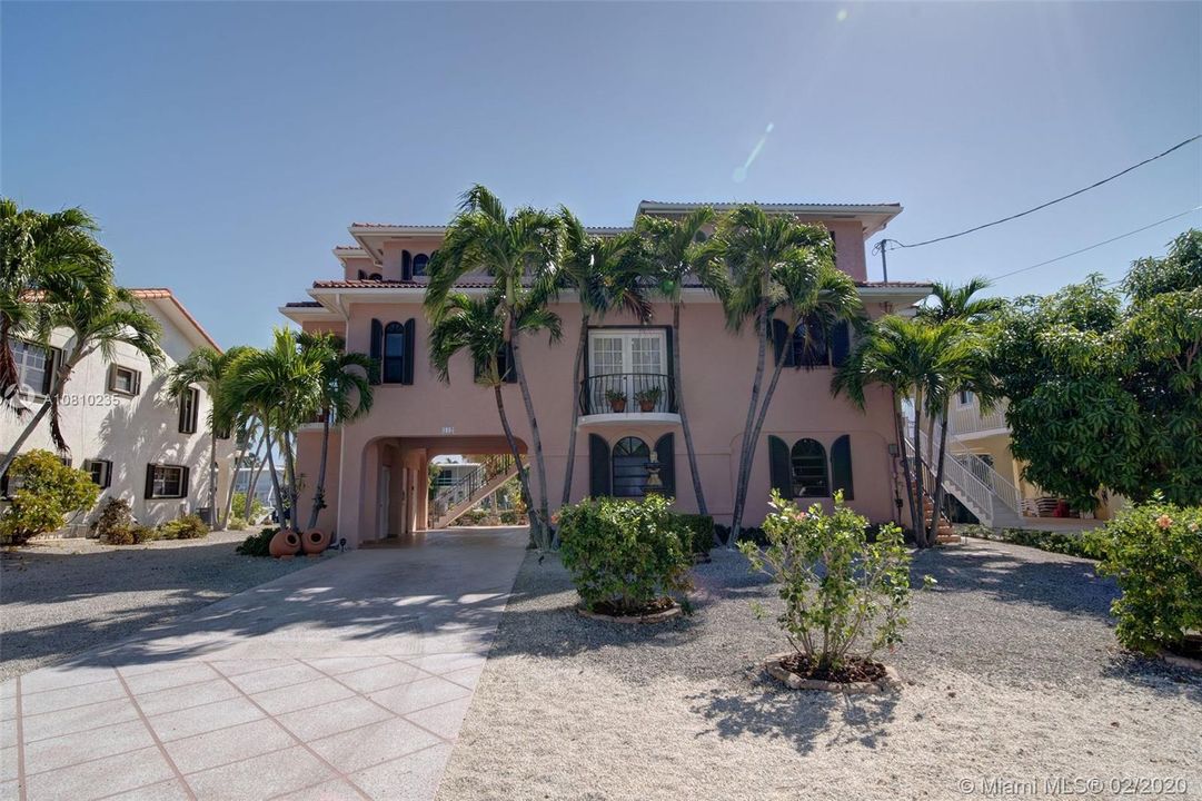 Recently Sold: $1,299,000 (4 beds, 3 baths, 1963 Square Feet)