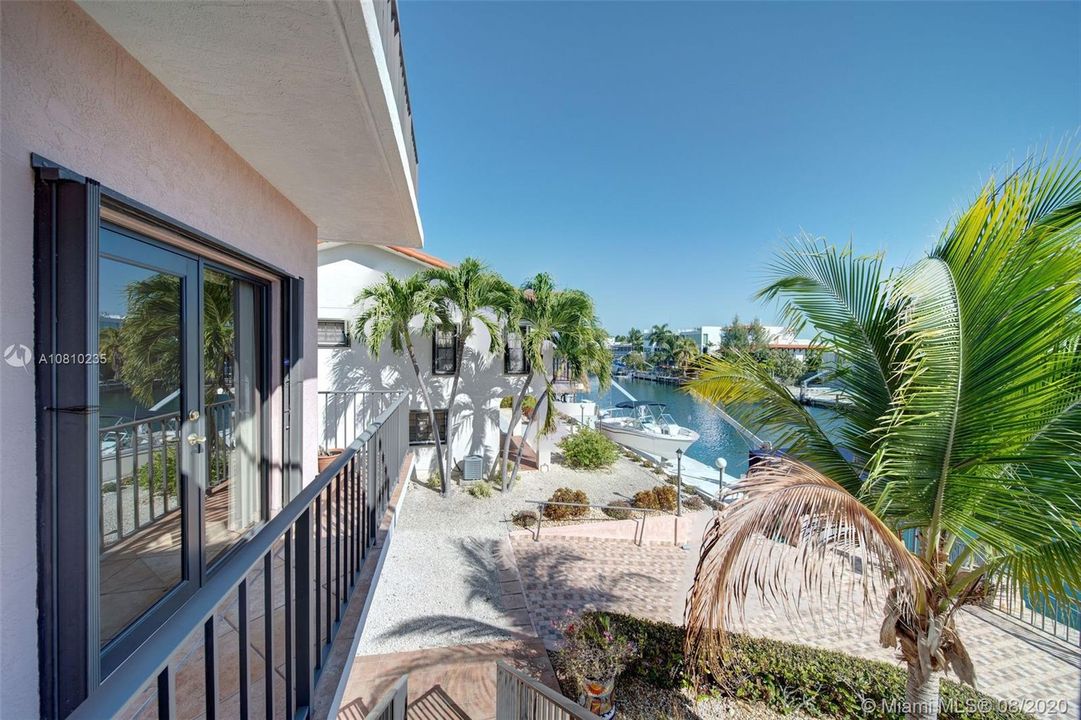 Recently Sold: $1,299,000 (4 beds, 3 baths, 1963 Square Feet)