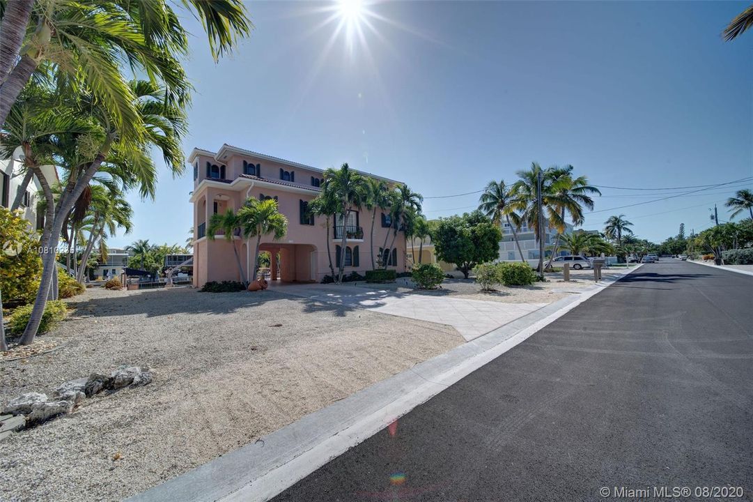 Recently Sold: $1,299,000 (4 beds, 3 baths, 1963 Square Feet)