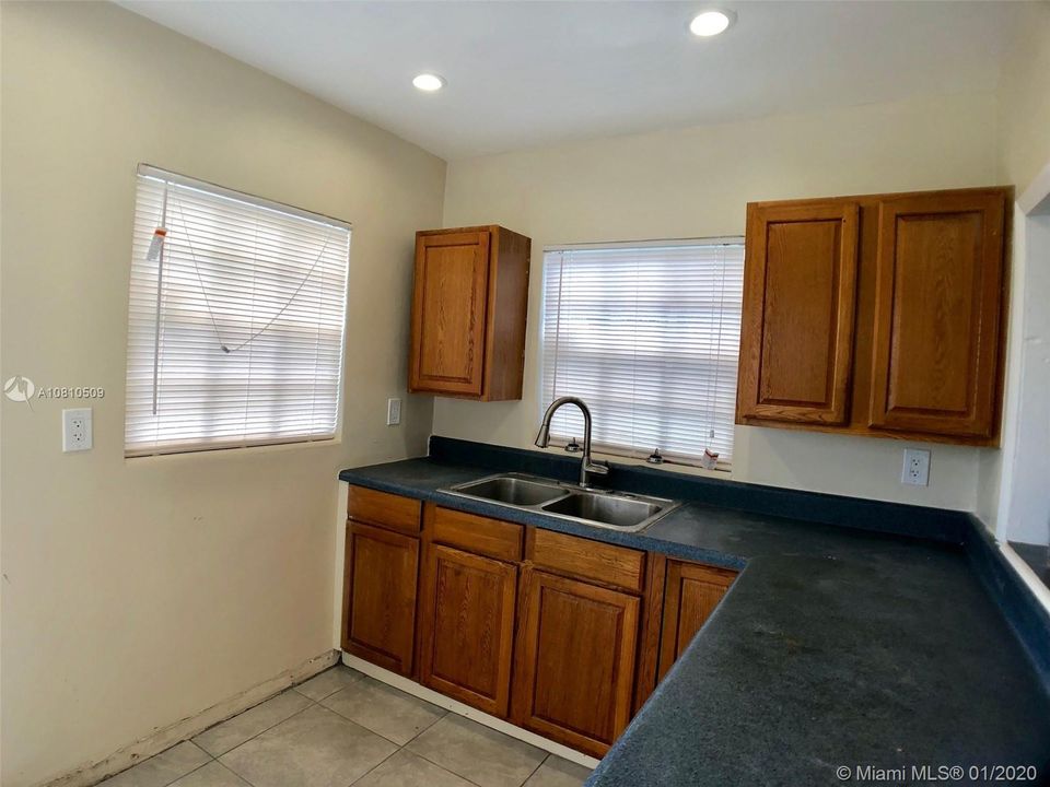 Recently Rented: $1,100 (3 beds, 1 baths, 1080 Square Feet)