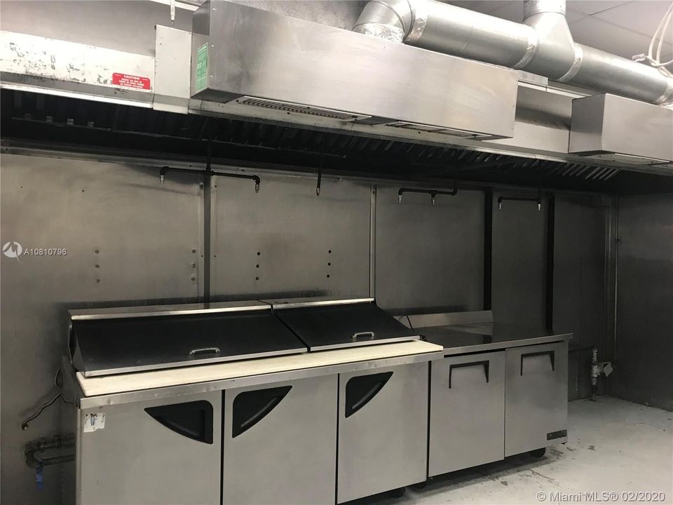 最近租的: $5,300 (0 贝兹, 0 浴室, 861 平方英尺)