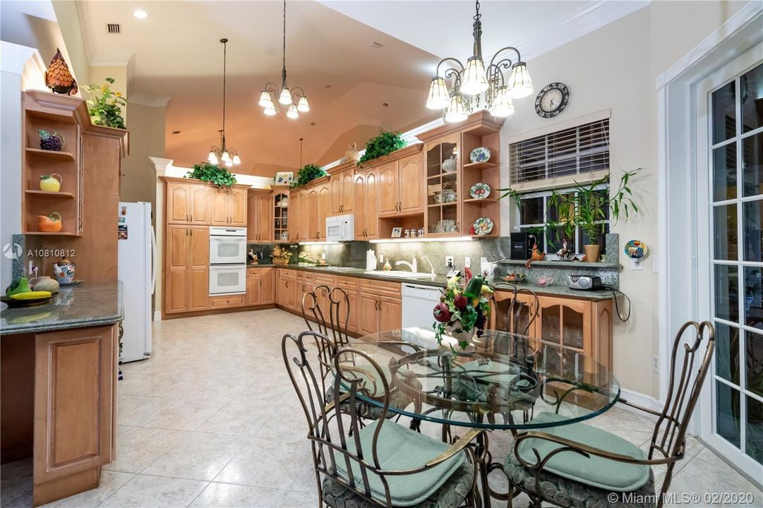 Vendido Recientemente: $1,300,000 (5 camas, 5 baños, 6570 Pies cuadrados)