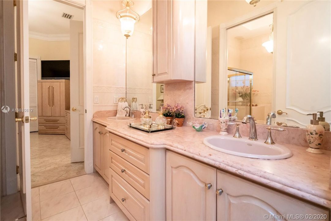 Vendido Recientemente: $1,300,000 (5 camas, 5 baños, 6570 Pies cuadrados)