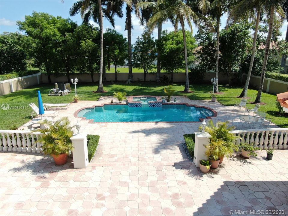 Vendido Recientemente: $1,300,000 (5 camas, 5 baños, 6570 Pies cuadrados)
