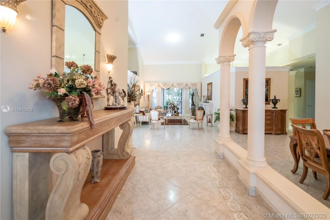 Vendido Recientemente: $1,300,000 (5 camas, 5 baños, 6570 Pies cuadrados)
