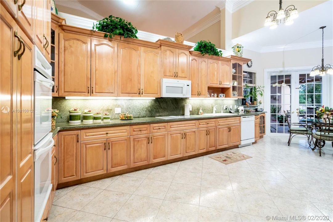 Vendido Recientemente: $1,300,000 (5 camas, 5 baños, 6570 Pies cuadrados)