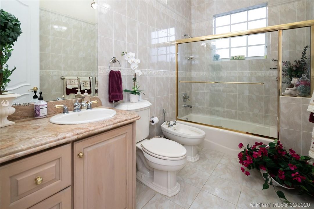 Vendido Recientemente: $1,300,000 (5 camas, 5 baños, 6570 Pies cuadrados)