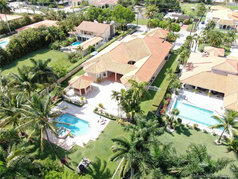 Vendido Recientemente: $1,300,000 (5 camas, 5 baños, 6570 Pies cuadrados)