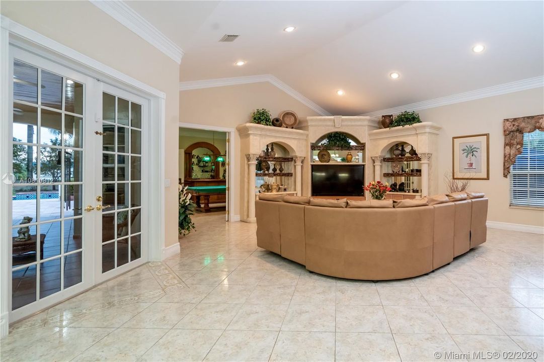 Vendido Recientemente: $1,300,000 (5 camas, 5 baños, 6570 Pies cuadrados)