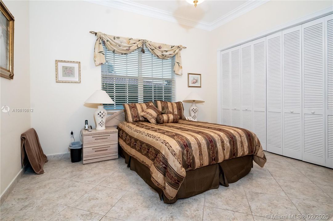 Vendido Recientemente: $1,300,000 (5 camas, 5 baños, 6570 Pies cuadrados)