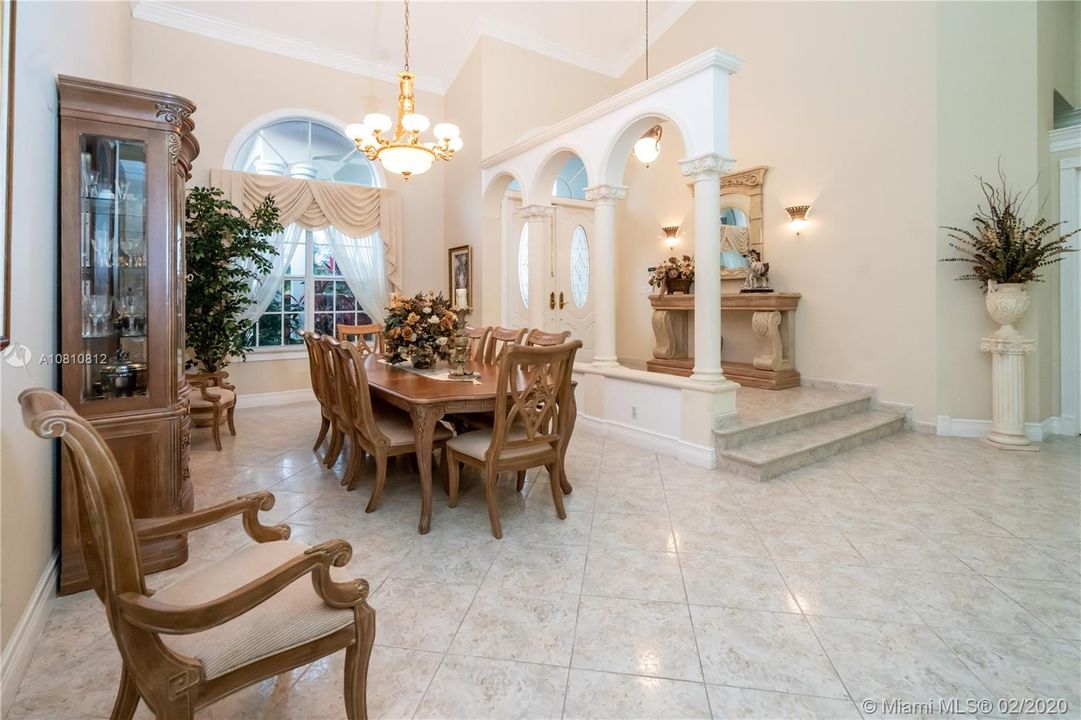 Vendido Recientemente: $1,300,000 (5 camas, 5 baños, 6570 Pies cuadrados)
