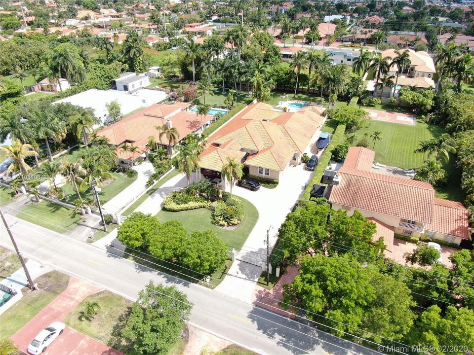 Vendido Recientemente: $1,300,000 (5 camas, 5 baños, 6570 Pies cuadrados)