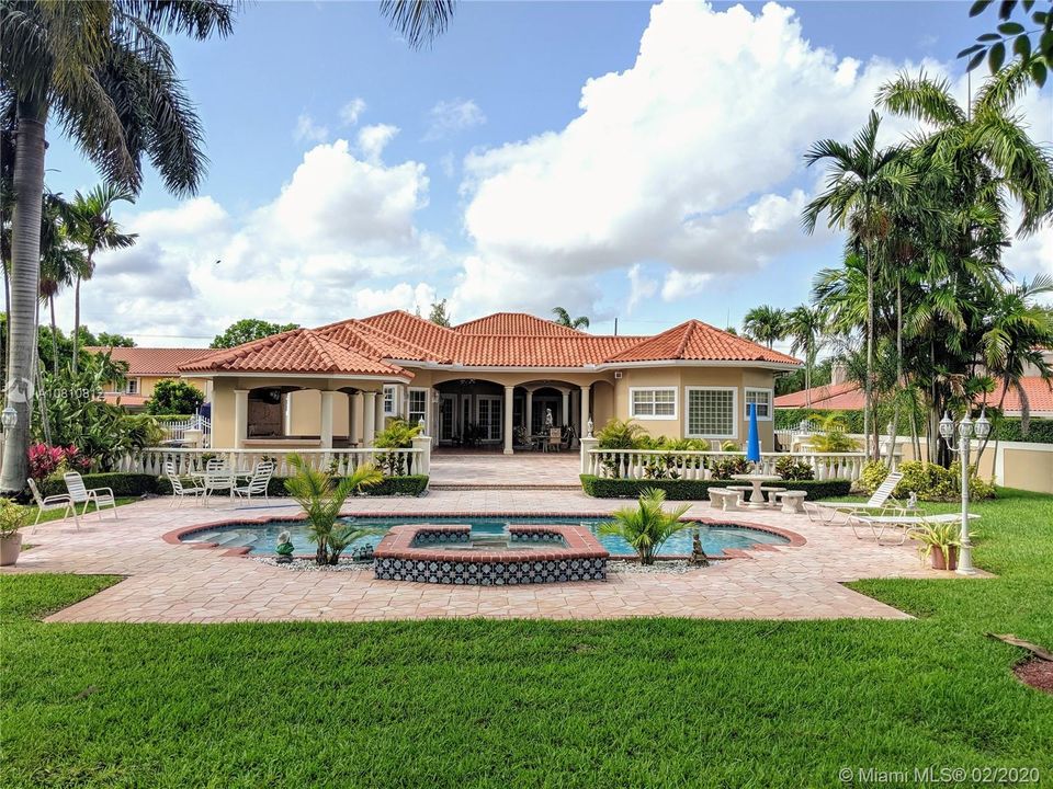 Vendido Recientemente: $1,300,000 (5 camas, 5 baños, 6570 Pies cuadrados)