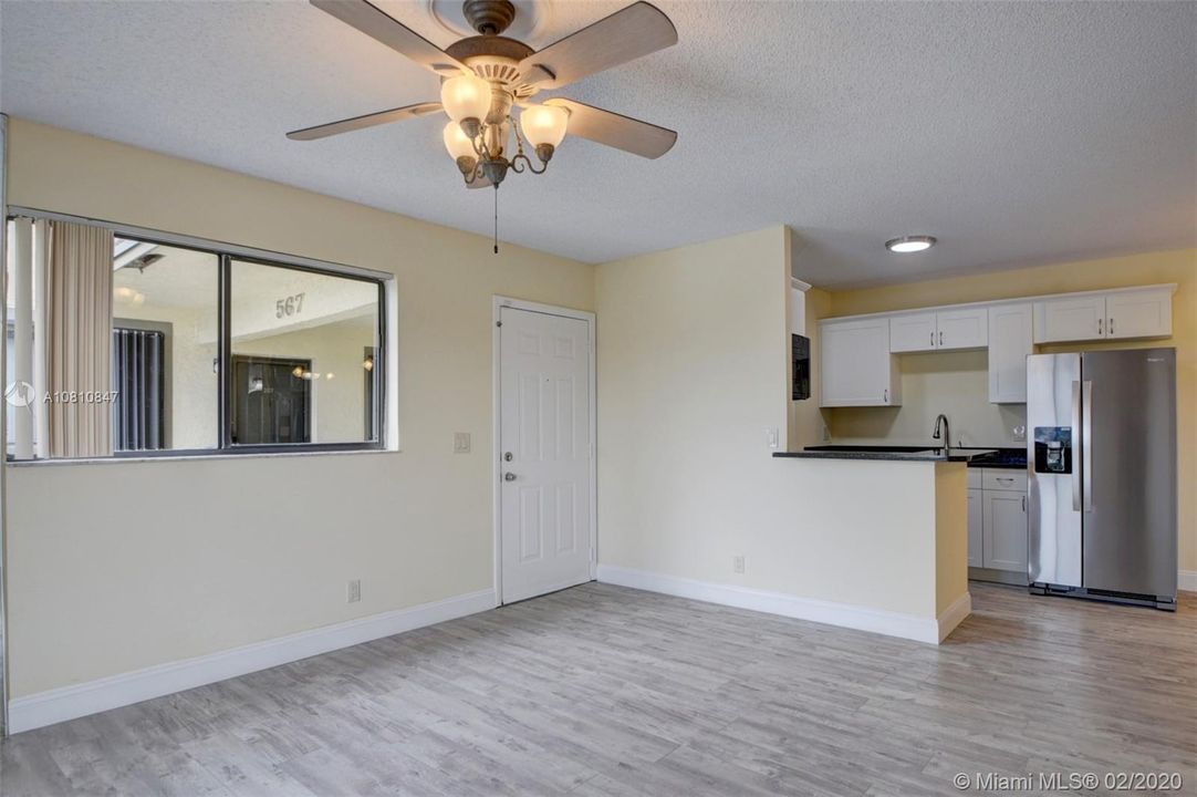 Living room w/kitchen