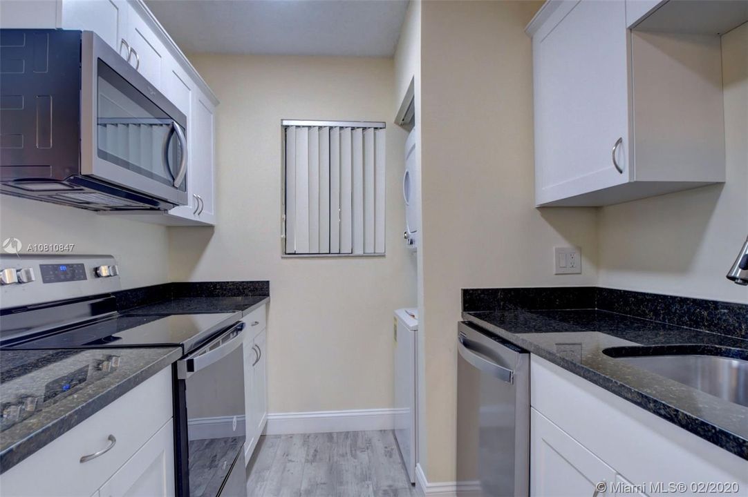 Kitchen w/ brand new cabinets and appliances