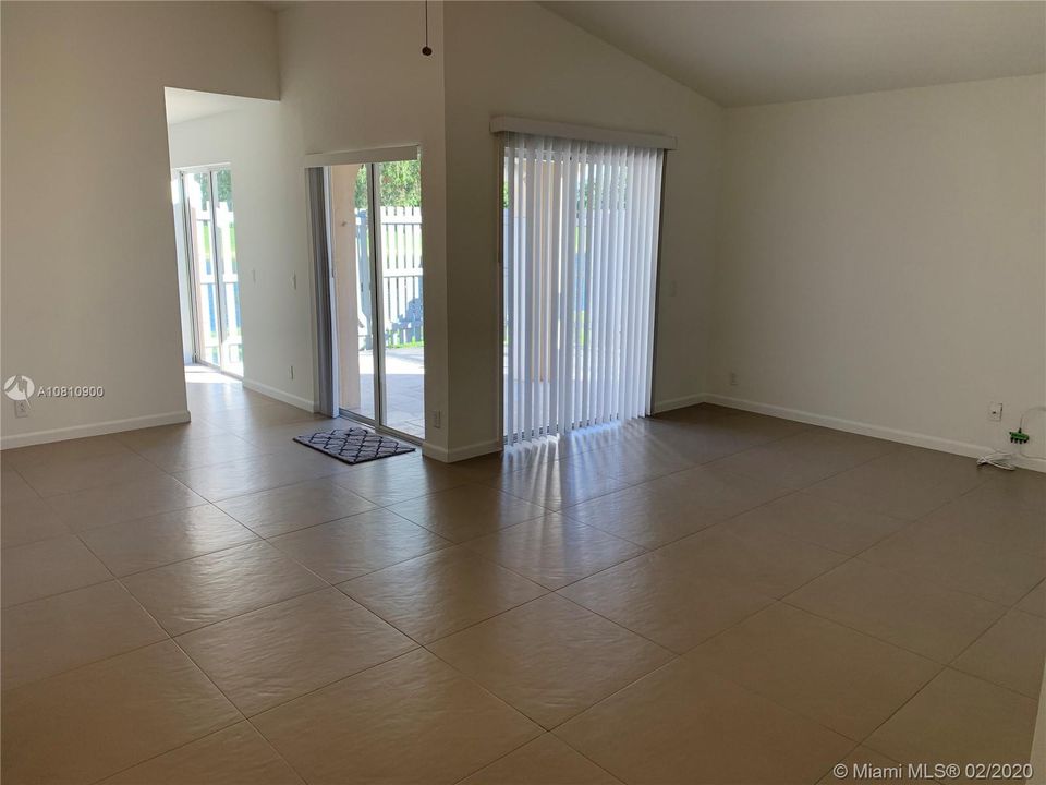 Vendido Recientemente: $299,990 (3 camas, 2 baños, 1151 Pies cuadrados)