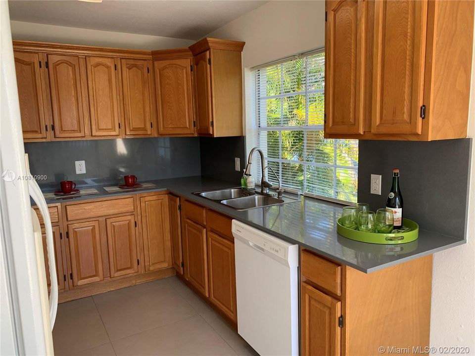 Vendido Recientemente: $299,990 (3 camas, 2 baños, 1151 Pies cuadrados)