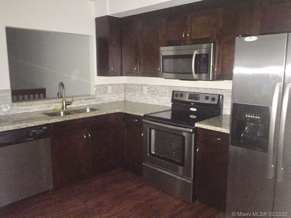 Recientemente alquilado: $1,700 (2 camas, 2 baños, 1326 Pies cuadrados)