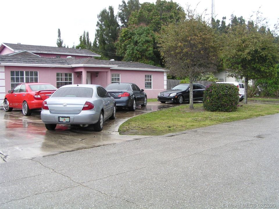 Vendido Recientemente: $230,000 (6 camas, 3 baños, 2762 Pies cuadrados)