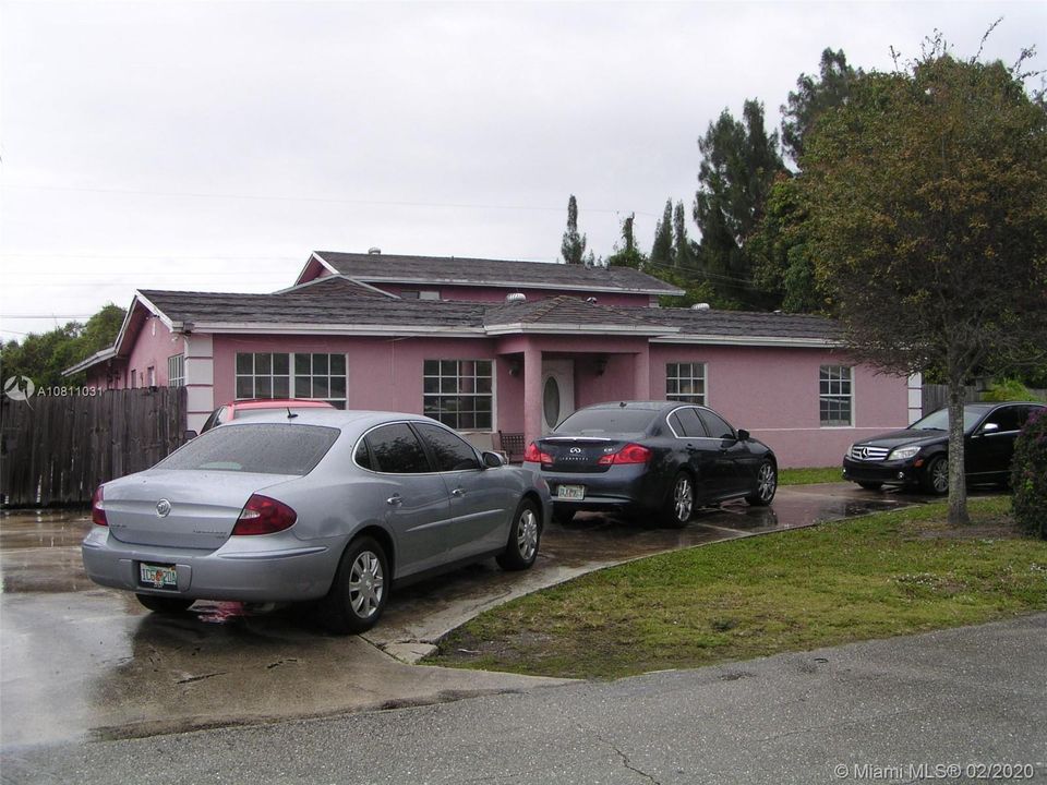 Vendido Recientemente: $230,000 (6 camas, 3 baños, 2762 Pies cuadrados)