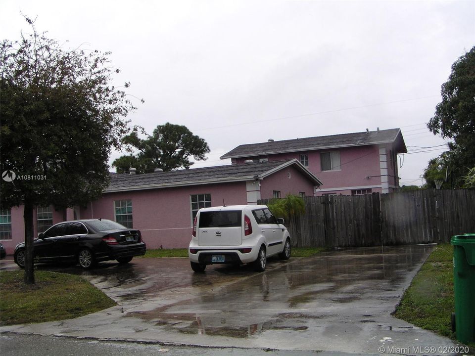 Vendido Recientemente: $230,000 (6 camas, 3 baños, 2762 Pies cuadrados)