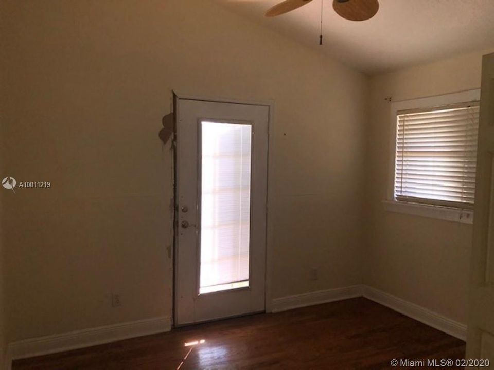 Recently Sold: $281,600 (2 beds, 1 baths, 1032 Square Feet)