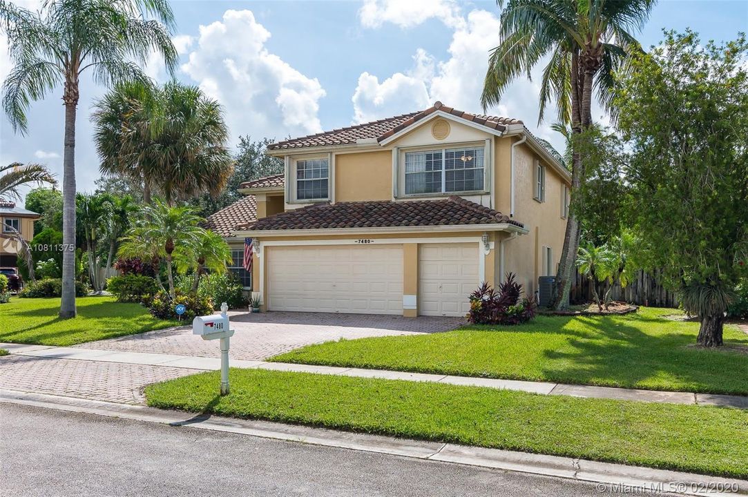 Vendido Recientemente: $435,000 (4 camas, 3 baños, 2671 Pies cuadrados)