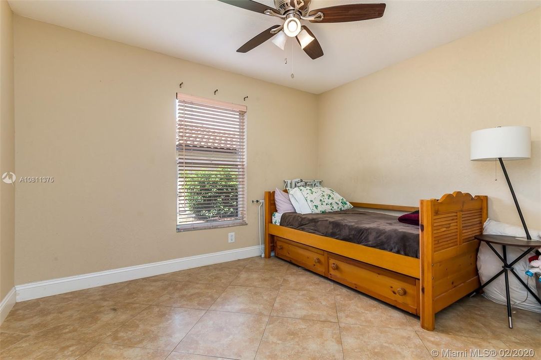 Vendido Recientemente: $435,000 (4 camas, 3 baños, 2671 Pies cuadrados)