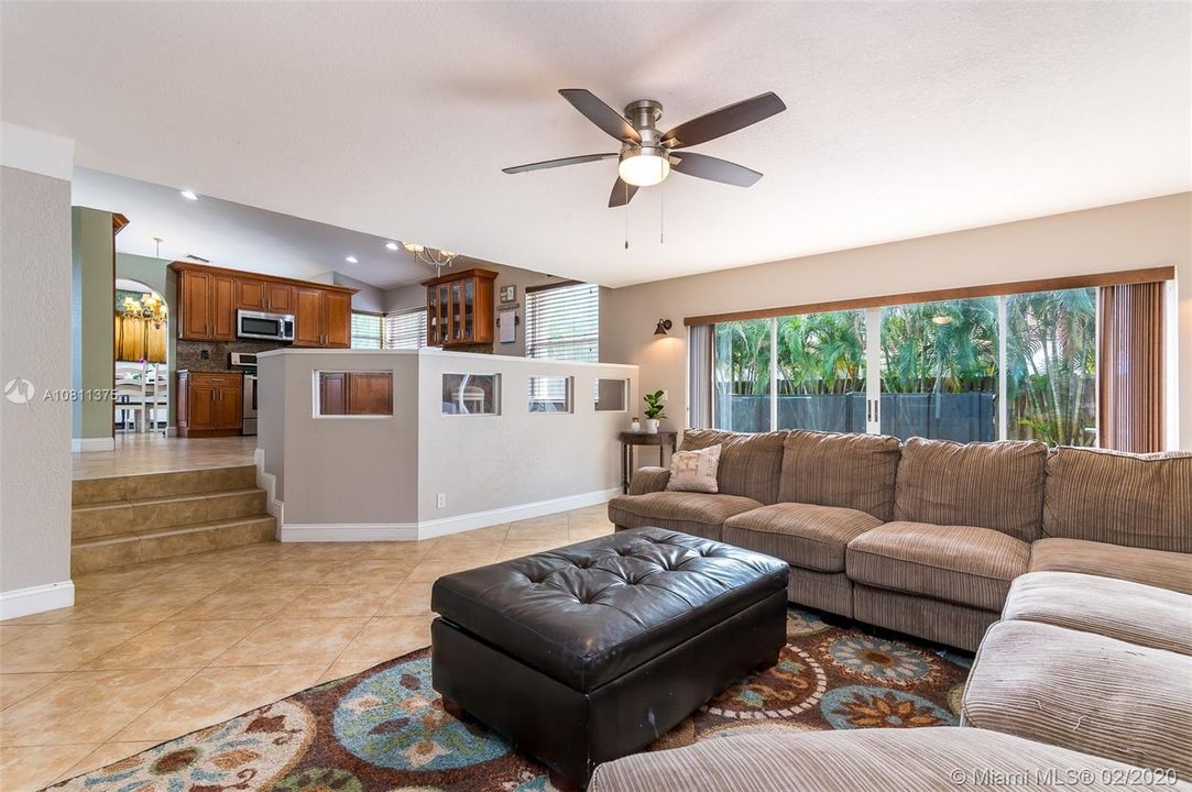 Vendido Recientemente: $435,000 (4 camas, 3 baños, 2671 Pies cuadrados)