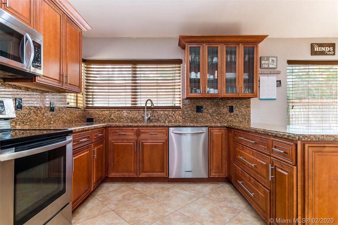 Vendido Recientemente: $435,000 (4 camas, 3 baños, 2671 Pies cuadrados)