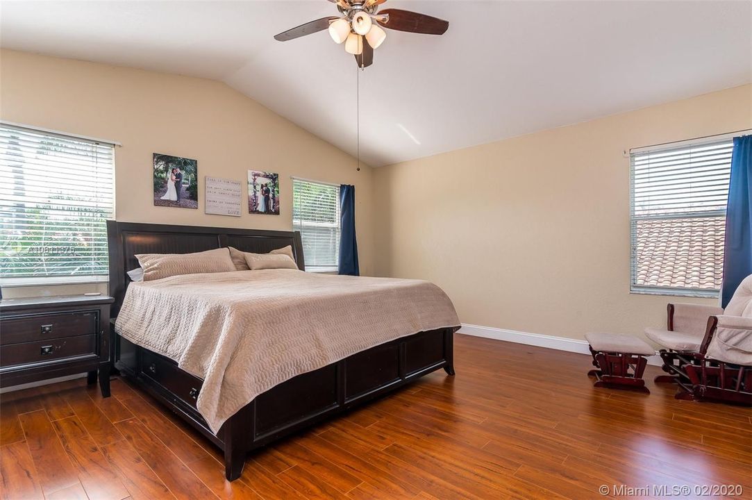 Vendido Recientemente: $435,000 (4 camas, 3 baños, 2671 Pies cuadrados)