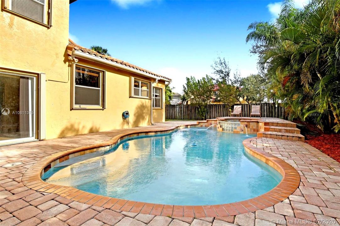 Vendido Recientemente: $435,000 (4 camas, 3 baños, 2671 Pies cuadrados)