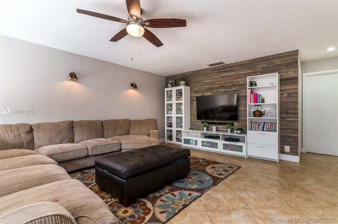 Vendido Recientemente: $435,000 (4 camas, 3 baños, 2671 Pies cuadrados)