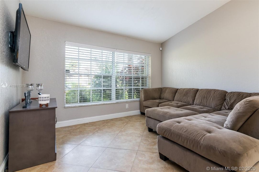 Vendido Recientemente: $435,000 (4 camas, 3 baños, 2671 Pies cuadrados)