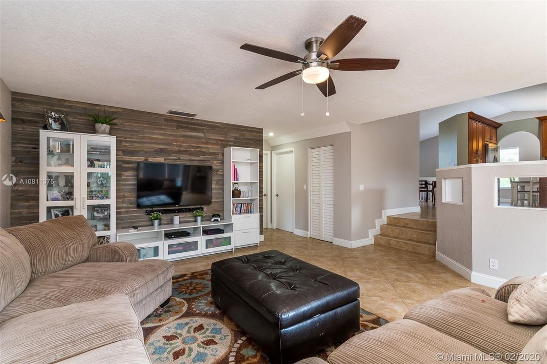 Vendido Recientemente: $435,000 (4 camas, 3 baños, 2671 Pies cuadrados)
