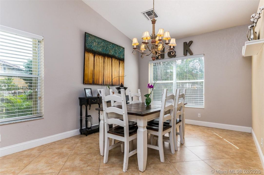 Vendido Recientemente: $435,000 (4 camas, 3 baños, 2671 Pies cuadrados)