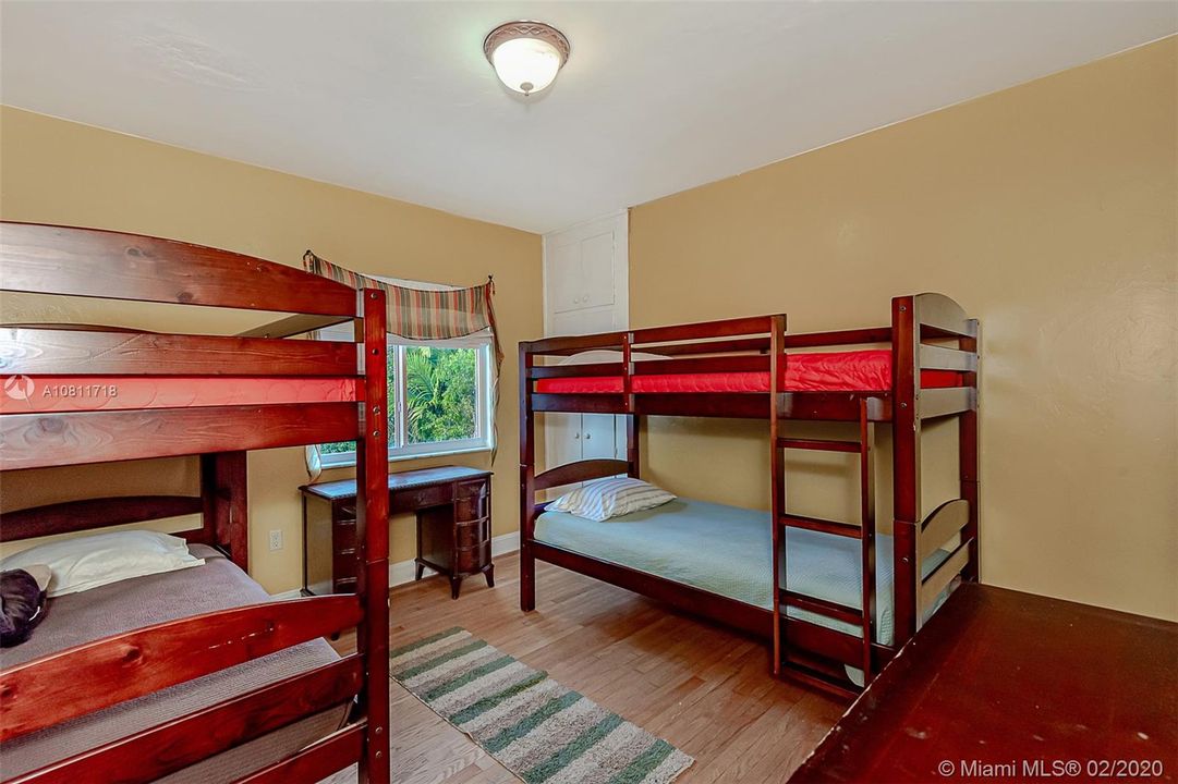Vendido Recientemente: $565,000 (4 camas, 2 baños, 1845 Pies cuadrados)