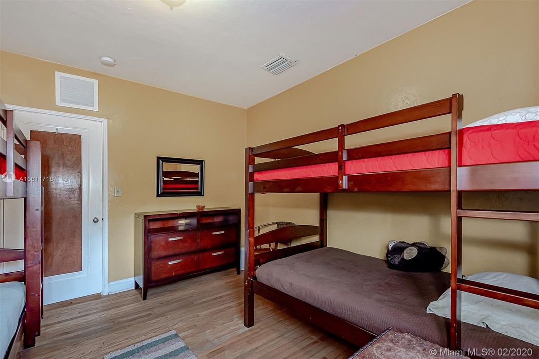 Vendido Recientemente: $565,000 (4 camas, 2 baños, 1845 Pies cuadrados)
