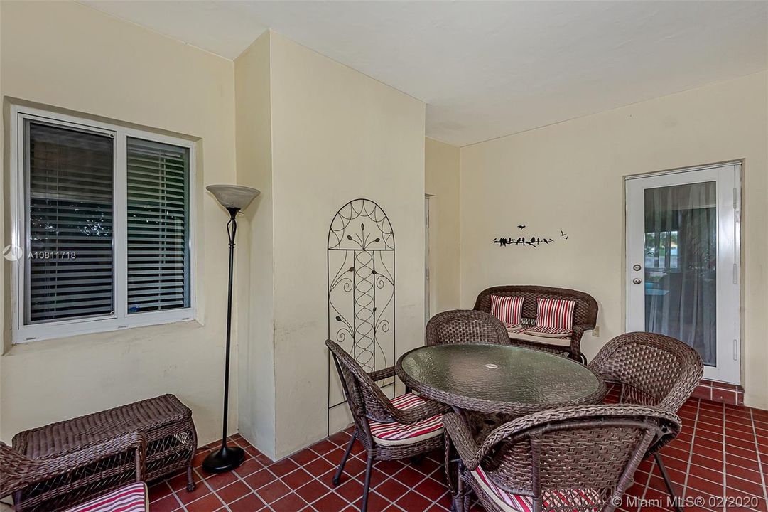 Vendido Recientemente: $565,000 (4 camas, 2 baños, 1845 Pies cuadrados)