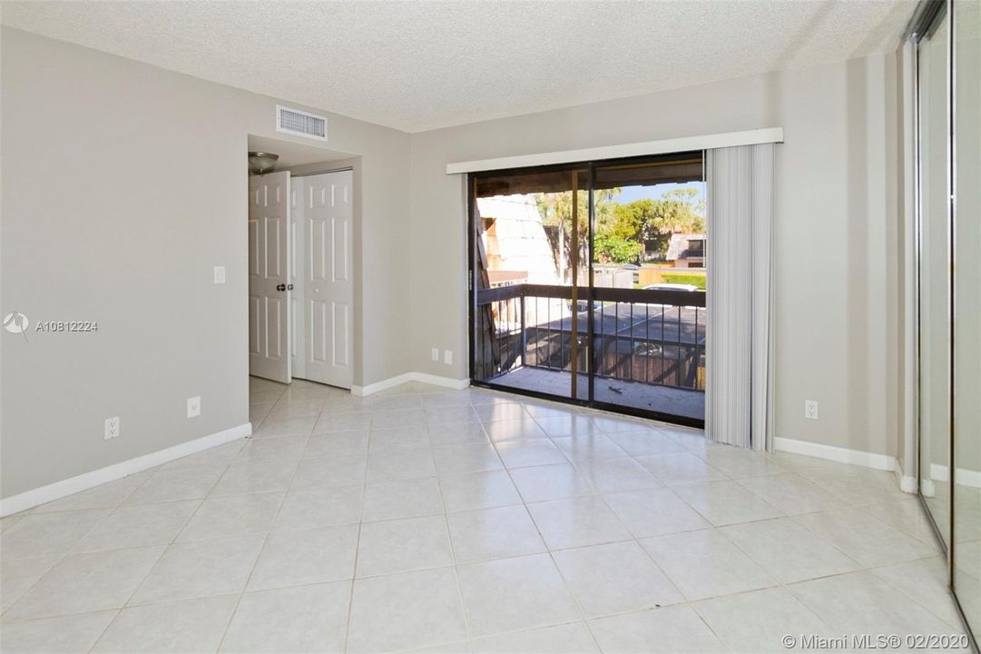 Recently Sold: $165,000 (2 beds, 2 baths, 1468 Square Feet)
