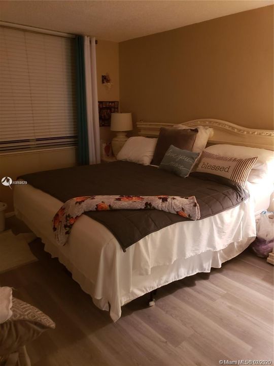 Recently Sold: $129,000 (1 beds, 1 baths, 870 Square Feet)