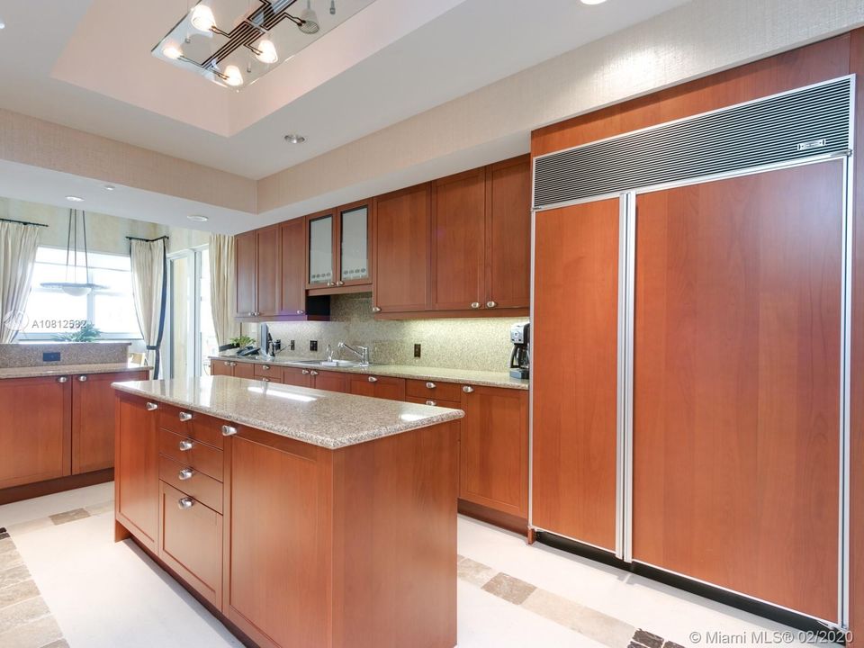 Vendido Recientemente: $1,450,000 (4 camas, 4 baños, 3800 Pies cuadrados)