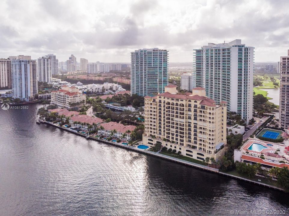 Vendido Recientemente: $1,450,000 (4 camas, 4 baños, 3800 Pies cuadrados)