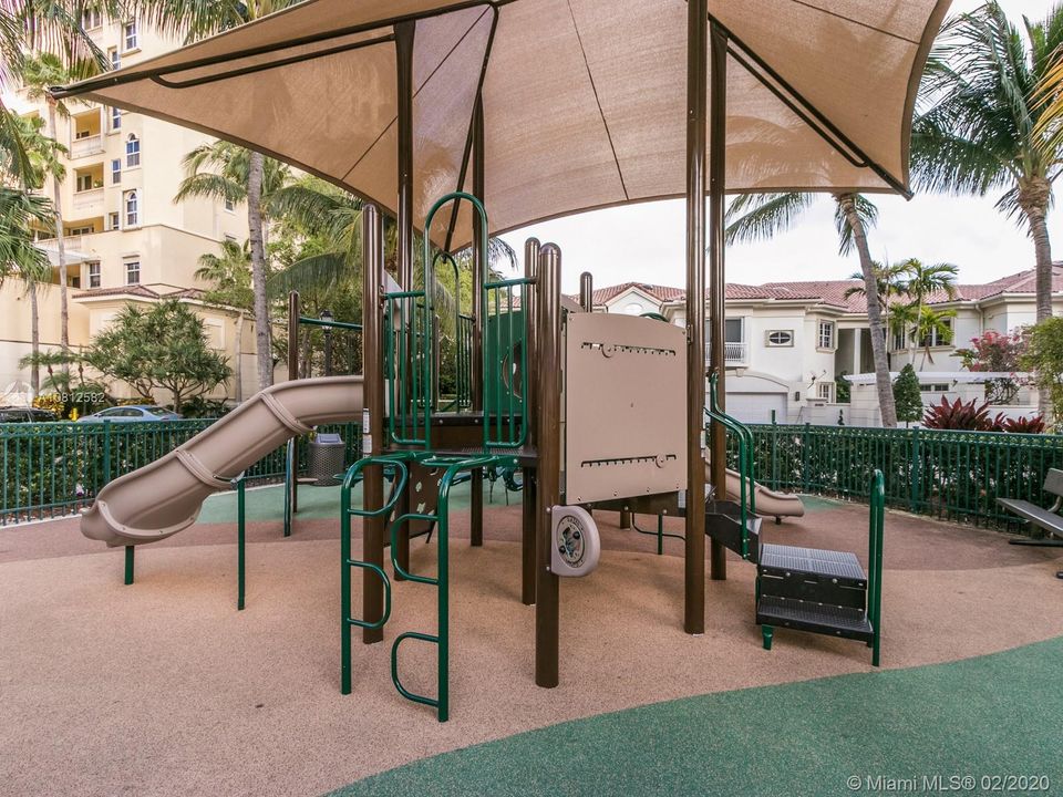 Vendido Recientemente: $1,450,000 (4 camas, 4 baños, 3800 Pies cuadrados)