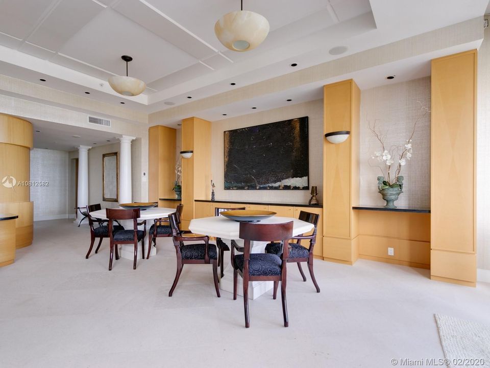 Vendido Recientemente: $1,450,000 (4 camas, 4 baños, 3800 Pies cuadrados)