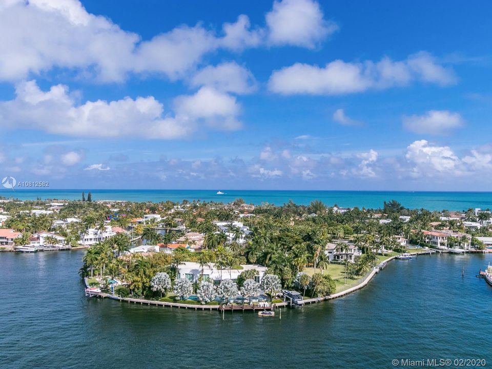 Vendido Recientemente: $1,450,000 (4 camas, 4 baños, 3800 Pies cuadrados)
