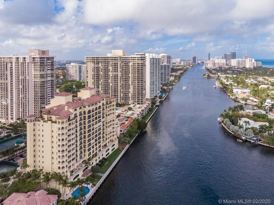 Vendido Recientemente: $1,450,000 (4 camas, 4 baños, 3800 Pies cuadrados)