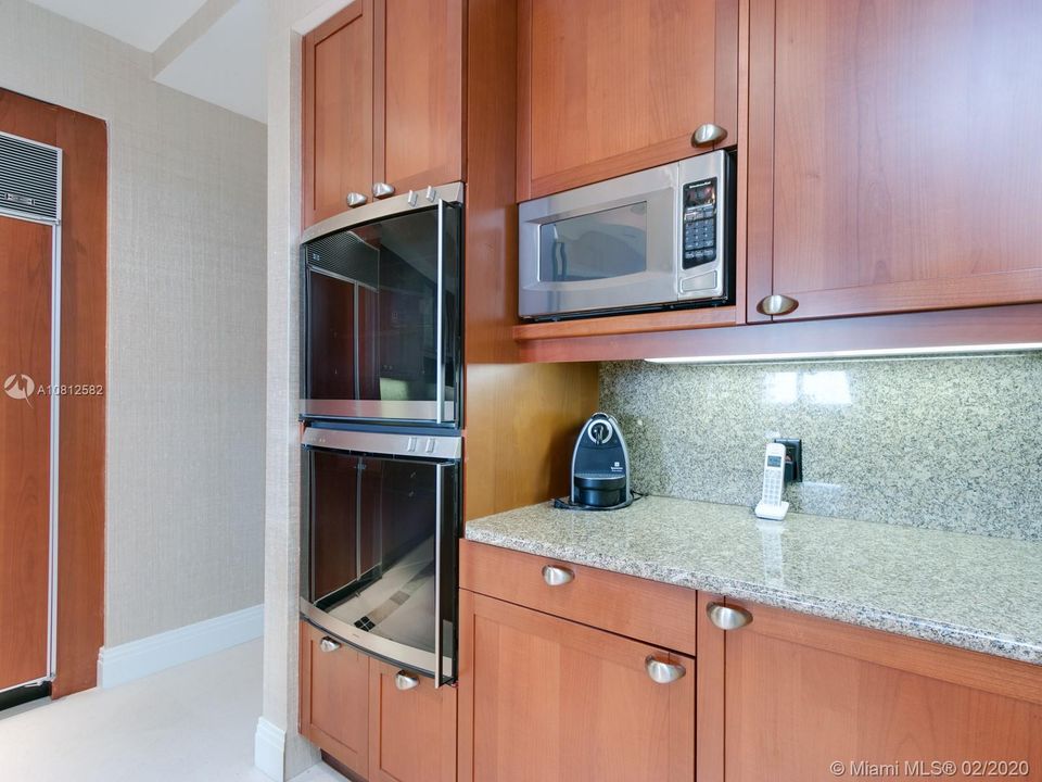 Vendido Recientemente: $1,450,000 (4 camas, 4 baños, 3800 Pies cuadrados)