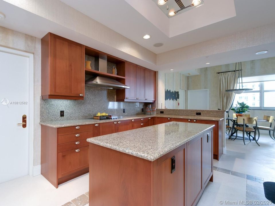 Vendido Recientemente: $1,450,000 (4 camas, 4 baños, 3800 Pies cuadrados)