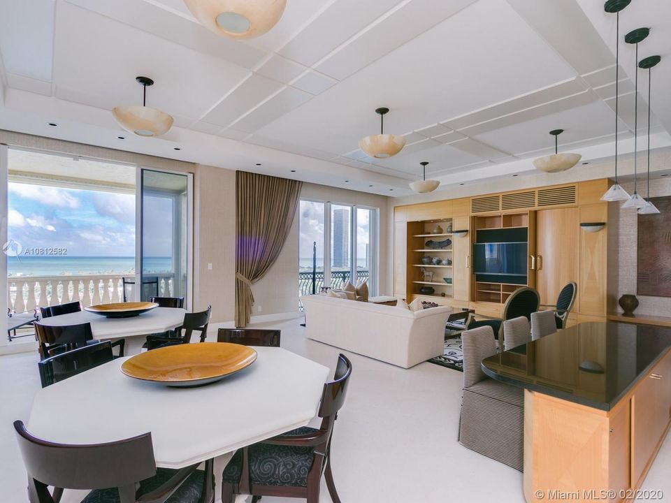 Vendido Recientemente: $1,450,000 (4 camas, 4 baños, 3800 Pies cuadrados)